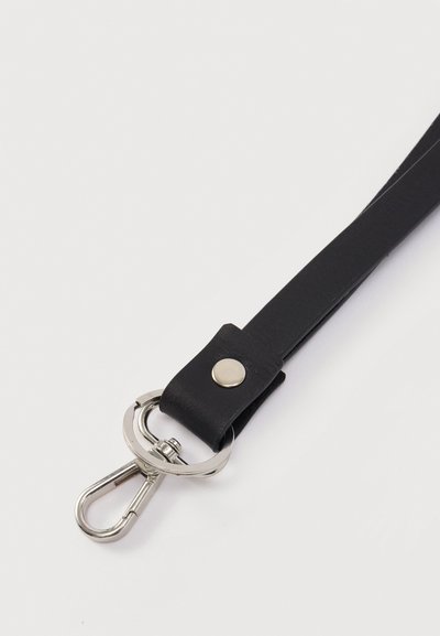 Μαύρο δερμάτινο λουράκι με ασημένιο μεταλλικό κούμπωμα, ομαλή υφή και διακοσμητικό κουμπί κοντά στο σημείο σύνδεσης.