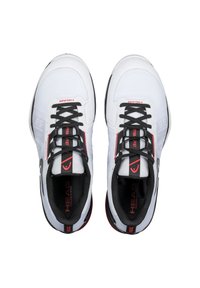 Weiße Sportschuhe mit schwarzen Schnürsenkeln, die rote Akzente, ein strukturiertes Obermaterial und eine gepolsterte Sohle aufweisen. Logo auf der Zunge und den Seiten sichtbar.