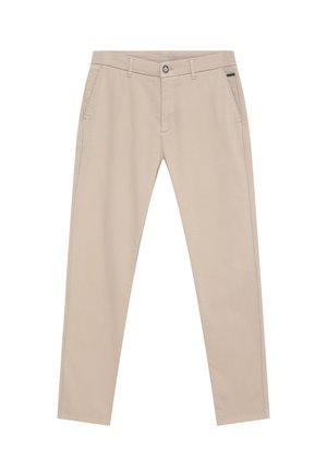 Pantalones chinos de algodón beige con corte recto, trabillas para cinturón, bolsillos delanteros y un solo bolsillo trasero. Cuenta con cierre de botones y un detalle sutil de marca.
