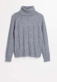 Szary dzianinowy sweter z golfem o prążkowanej fakturze i pionowych wzorach warkoczowych. Posiada długie rękawy i luźny krój.