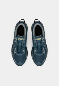 Μπλε αθλητικά παπούτσια με διχτυωτό επάνω μέρος, γκρι λεπτομέρειες και μαλακή σόλα. Διαθέτουν στρογγυλές κορδόνες και ενισχυμένη φτέρνα για υποστήριξη.