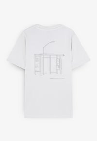 Hvid bomulds t-shirt med et minimalistisk grå grafik af en busstop med en gadelampe og skiltning, trykt på ryggen.