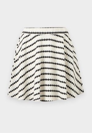 Fustă albă evazată cu dungi negre în zigzag care formează linii diagonale, așezată plat pe un fundal gri deschis.