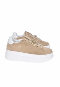 Sneakers in suede beige con accenti bianchi, lacci piatti e occhielli metallici. Presentano una suola platform bianca rialzata e decorazioni ornamental.