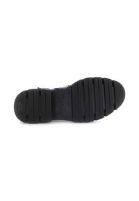 Suela de zapato de goma negra con ranuras horizontales y el logotipo en relieve "Gabor." Presenta una puntera redondeada y una superficie texturizada para mejorar el agarre.