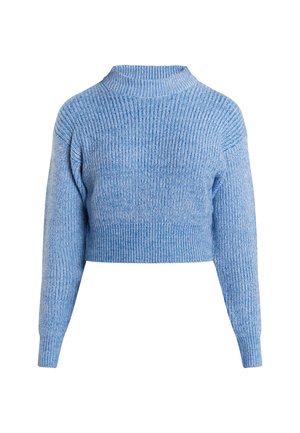 Lyhyt vaaleansininen neulepusero, jossa on korkea kaulus, ribbinen pinta ja pitkät hihat. Merkitsee rentoa istuvuutta ja pehmeää materiaalia.