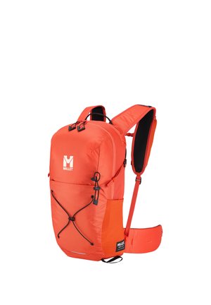 Sac à dos Millet orange vif avec bretelles rembourrées, cordon élastique sur le devant, poche latérale en filet et ceinture à la taille sur fond blanc.