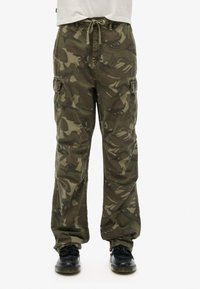 Camo cargo broeken in groentinten, met een relaxte pasvorm, verstelbare taille, twee zijzakken en omgeslagen boorden. Gemaakt van katoen, machinewasbaar.