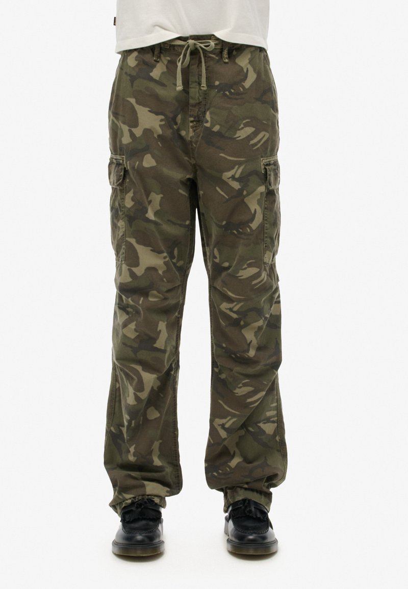 Camo cargo broeken in groentinten, met een relaxte pasvorm, verstelbare taille, twee zijzakken en omgeslagen boorden. Gemaakt van katoen, machinewasbaar.