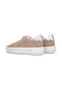 Beige Wildledersneaker mit weißer Sohle, versehen mit einem silbernen Akzent an der Ferse und einem strukturierten Schnürdesign im Obermaterial.