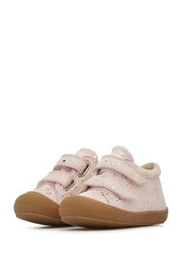 Růžové, tečkované boty pro batolata se dvěma suchými zipy, kulatou špičkou a texturovanou gumovou podrážkou. Měkký materiál a polstrovaný interiér.