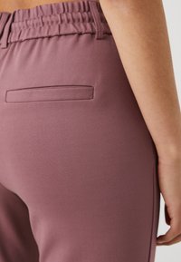 Mjuka, sträckbara mauvebyxor med en avslappnad passform, som har ett elastiskt midjeband och en enda bakficka med en rektangulär klaff.