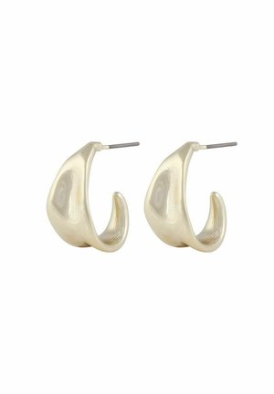 Ett par blanka silverfärgade oregelbundna hoopearrings med plattsäkringar på en vit bakgrund.
