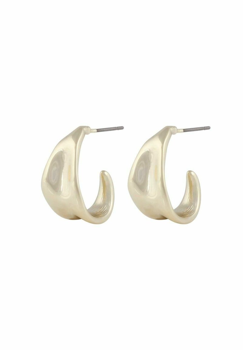 Ett par blanka silverfärgade oregelbundna hoopearrings med plattsäkringar på en vit bakgrund.
