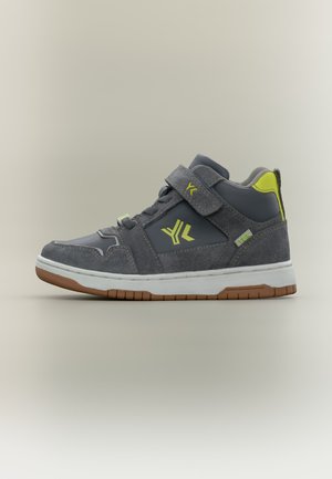 Grå og neongul højt sneakers med velcrobånd, snøre foran, hvid mellemsål og brun gummi ydersål.