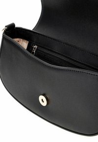 Borsa nera con finitura strutturata, forma arrotondata, chiusura magnetica e tasca interna con zip per una maggiore sicurezza di archiviazione.