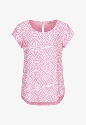 R短āmā īsām piedurkņu rozā blūze ar ģeometrisku baltu rakstu, apaļu kakla izgriezumu un atslēgas caurumu aizmugurē; viegla auduma, brīvi pieguļošs stilizējums.