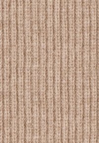 Beige gestrickter Stoff mit einer gerippten Textur und vertikalen Linien, aus weichem, wollähnlichem Material gefertigt.