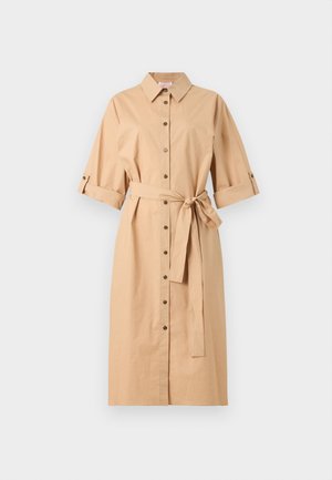 Beiges knielanges Hemdkleid mit halblangen Ärmeln, durchgehender Knopfleiste vorne, Kragen und gebundenem Taillengürtel vor weißem Hintergrund.