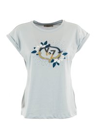 Maglietta a maniche corte azzurro chiaro con scollo rotondo. Presenta grafiche floreali e il testo "Y7" in oro e blu scuro, con una texture di tessuto liscia.