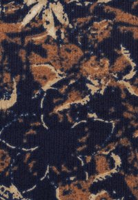 Marineblaues Gewebe mit einem strukturierten Muster in Beige und Braun, das organische Formen in Anlehnung an Blätter zeigt; geeignet für Bekleidung oder Heimtextilien.