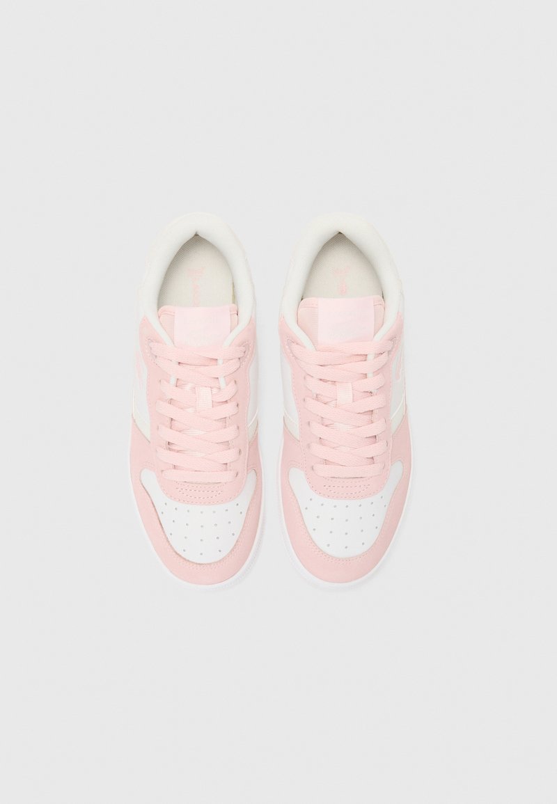 Roze en witte sneakers van duurzaam materiaal, met een ronde neus, geperforerde details op de teenbox en platte veters.