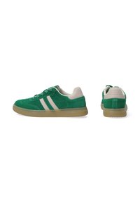 Grüne Wildledersneaker mit weißen Lederakzenten, weißen Seitenstreifen, runder Zehenform und Gummisohle. Sichtbare Schnürung und gepolsterter Kragen.