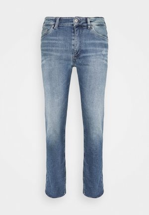 Herren-Jeans in Blau mit verwaschenem Look und geradem Bein, mit Knopf- und Reißverschluss vorne, Vordertaschen und Gürtelschlaufen, auf weißem Hintergrund dargestellt.