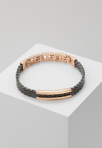 Armband met verweven zwart metaal en gepolijste roségouden accenten en schakels, die een strak ontwerp en een gladde textuur laat zien.