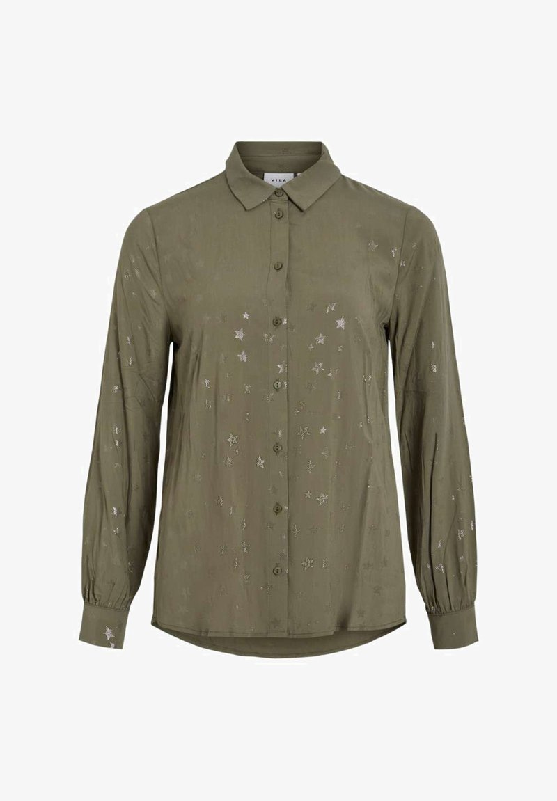 Chemise à manches longues vert olive avec un col, fermeture à boutons sur le devant et motifs d'étoiles argentées sur l'ensemble. Tissu doux avec une coupe légèrement ample.
