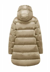 Beige pufferjack met een capuchon, lichtgequilt ontwerp met opvallende horizontale secties en een gladde, glanzende textuur.