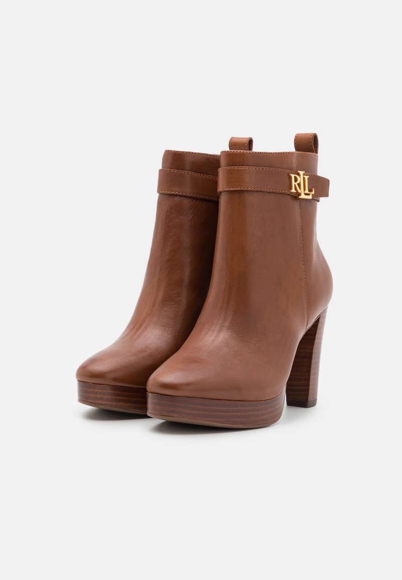 Bruine leren enkellaarzen met een gladde structuur en een ronde neus. Voorzien van een gouden RLL-logo accent en een stevige houten hak.