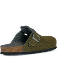 Zoccolo in felt con una tomaia verde scuro e una fodera grigia, dotato di una fibbia in metallo, di una suola intermedia in sughero e di una suola in gomma nera testurizzata.