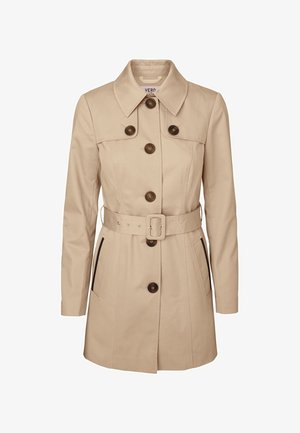 Beige trench coat vyrobený z bavlněné směsi. Má límec, dvouřadé knoflíky, boční kapsy a pás, který umožňuje úpravu velikosti.