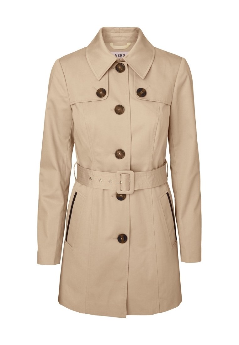 Beige trench coat vyrobený z bavlněné směsi. Má límec, dvouřadé knoflíky, boční kapsy a pás, který umožňuje úpravu velikosti.
