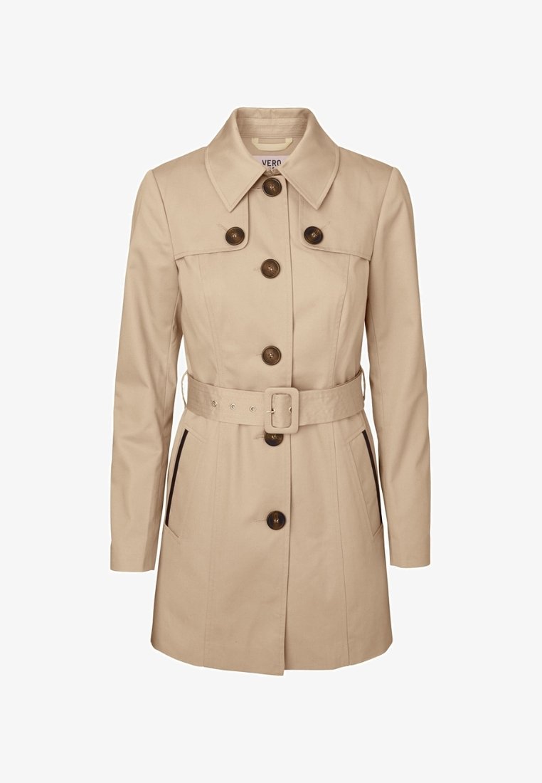 Beige trench coat vyrobený z bavlněné směsi. Má límec, dvouřadé knoflíky, boční kapsy a pás, který umožňuje úpravu velikosti.
