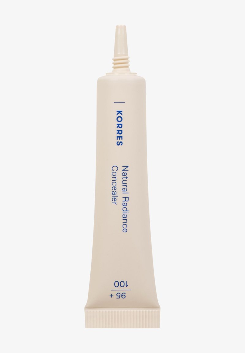 Tube de correcteur Korres Natural Radiance, couleur crème, design élancé, texte bleu, embout fin, base striée. Marquages de taille visibles sur le côté.
