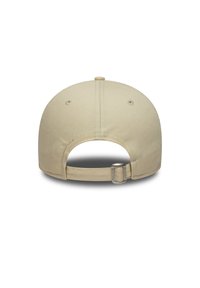 Καπέλο χακί με ομαλή υφή υφάσματος, καμπύλη γείσο και ρυθμιζόμενο λουράκι στο πίσω μέρος με μεταλλική αγκράφα.