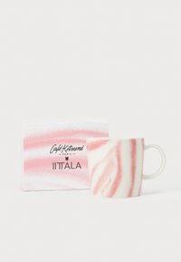 Taza de cerámica blanca con patrón jaspeado rosa, de forma cilíndrica y asa lateral. Acompañada de una caja a juego en rosa y blanco.