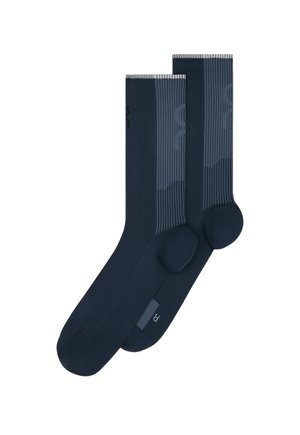 Deux chaussettes d’équipage bleu marine avec un tricot texturé et des rayures verticales au niveau de la cheville et sur les côtés, sur fond blanc.