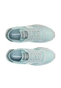 Sneaker Saucony Jazz verde chiaro presentano una tomaia in camoscio e mesh, dettagli bianchi, lacci piatti e una suola in gomma con superficie testurizzata.