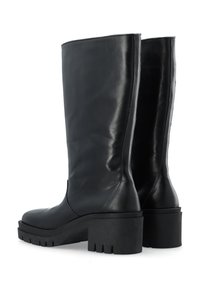 Bottes noires en cuir jusqu'au genou avec une texture lisse, une plateforme chunky et un large talon carré, présentant un bout légèrement arrondi et des détails de couture minimaux.
