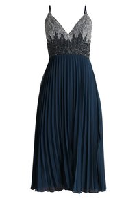 Námořnická modrá plisovaná šaty s korálkovým černým a stříbrným živůtkem ve tvaru V a tenkými nastavitelnými ramínky, lehký materiál pro vzdušný design.