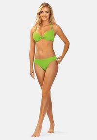 Dwuczęściowy bikini w jasnym zielonym kolorze. Góra ma skręcony design z regulowanymi ramiączkami. Dół ma klasyczny krój.