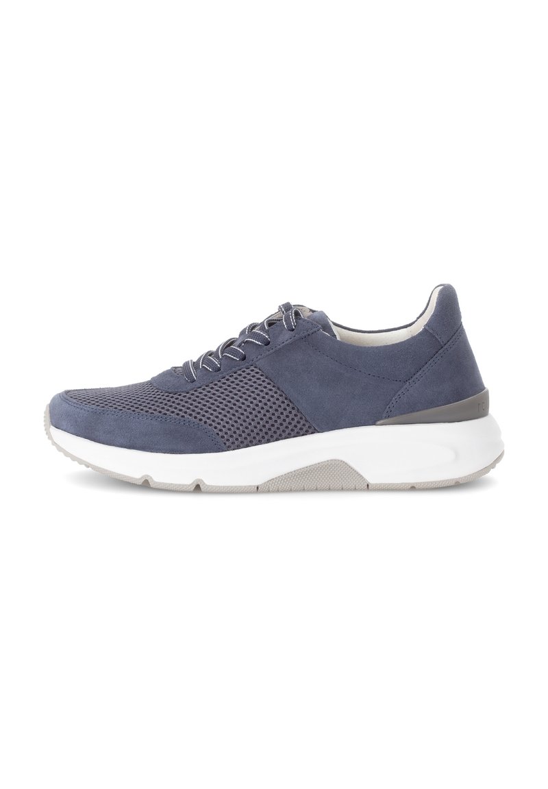 Sneaker in suede blu navy con accenti in mesh, dotata di una suola in schiuma bianca, lacci tondi e un colletto imbottito per comfort e supporto.