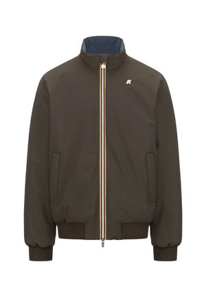 Giacca bomber marrone con colletto alto, chiusura con zip caratterizzata da una striscia colorata e polsini a costine. Due tasche laterali e tessuto testurizzato.