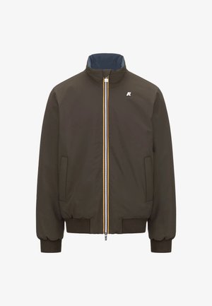 Giacca bomber marrone con colletto alto, chiusura con zip caratterizzata da una striscia colorata e polsini a costine. Due tasche laterali e tessuto testurizzato.