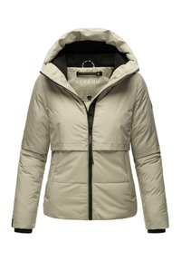 Beige pufferjack met capuchon, voorzien van een ritsluiting, zijzakken en een soepele textuur. De binnenkant heeft een contrasterende donkere voering.