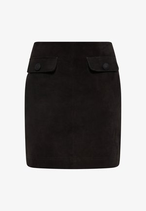 Czarna zamszowa spódnica o dopasowanym kroju, z dwiema kieszeniami klapkowymi i okrągłymi czarnymi guzikami z przodu. Gładka faktura, długość powyżej kolan.