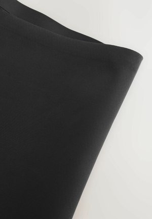 Fekete szövet, sima tapintású, enyhén fényes felület, hajtogatott, ívelt szélekkel. Nincs látható minta vagy hardver részlet.